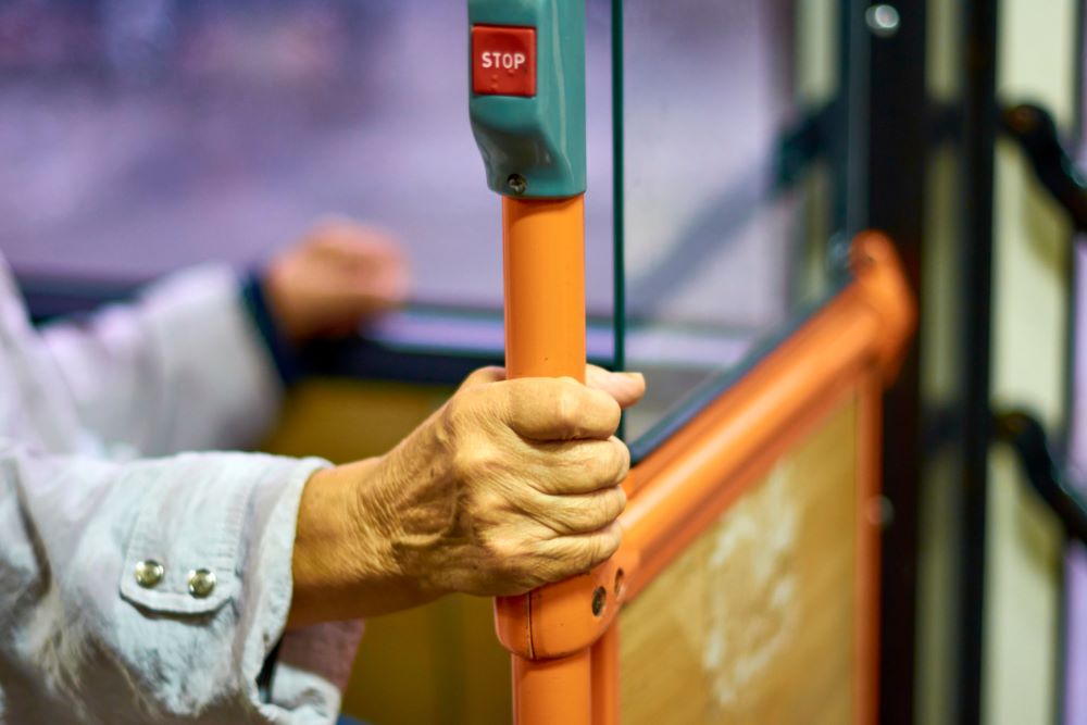 Lei que permite idosos descerem fora do ponto é de autoria de Marquinho de Abreu