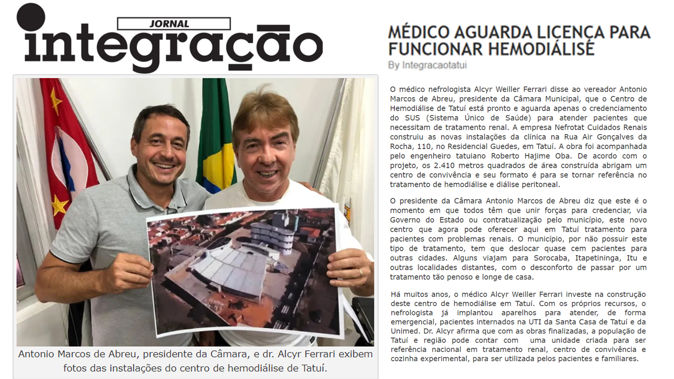 Antonio Marcos de Abreu, presidente da Câmara, e dr. Alcyr Ferrari exibem fotos das instalações do centro de hemodiálise de Tatuí