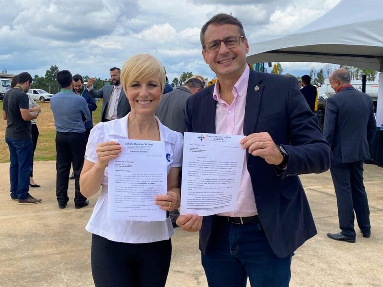 Marquinho entrega ofício à deputada Damaris Moura